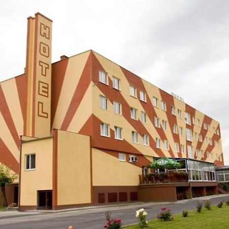 Hotel Restauracja Cukropol Гостынь Экстерьер фото