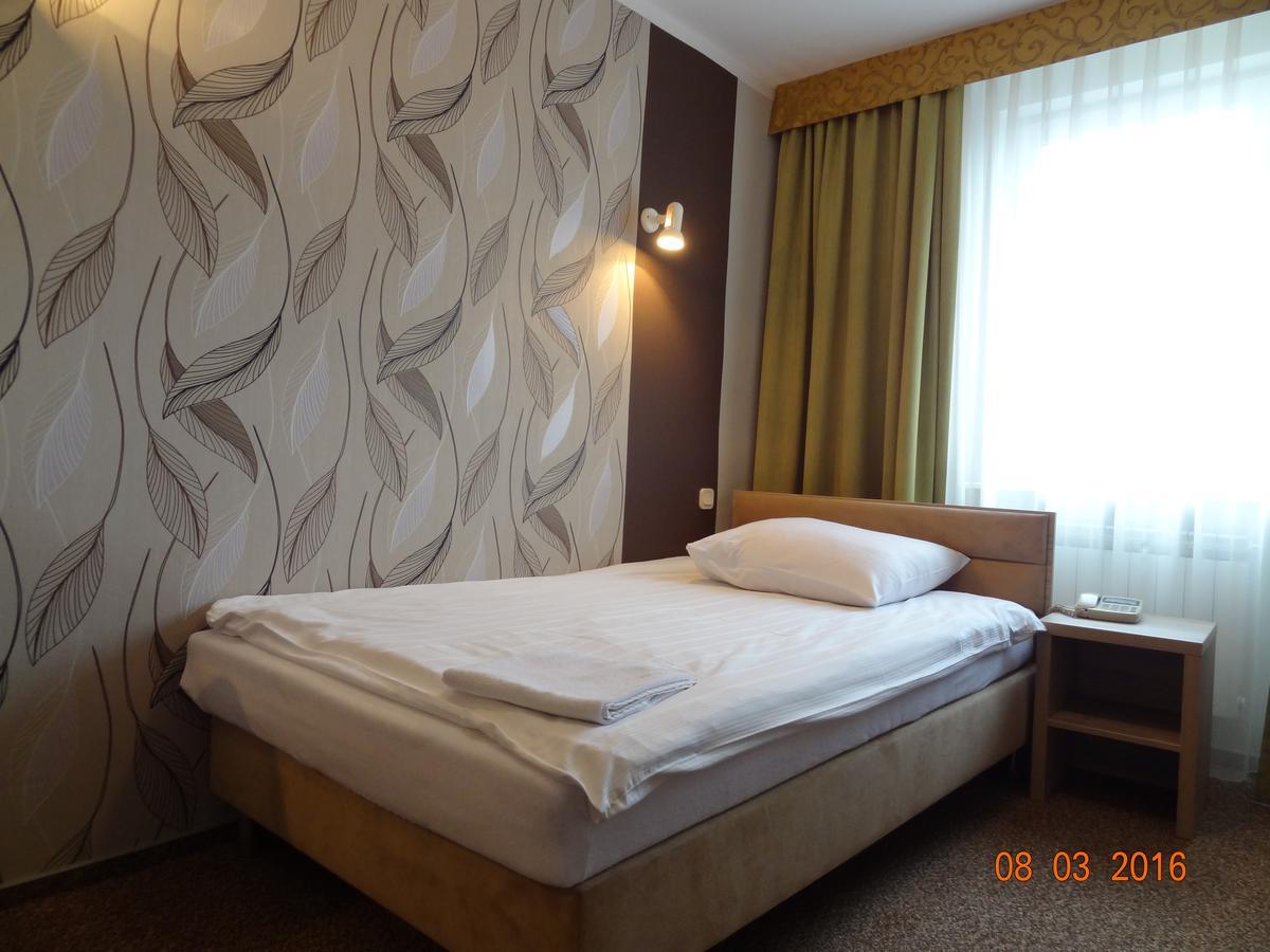 Hotel Restauracja Cukropol Гостынь Экстерьер фото