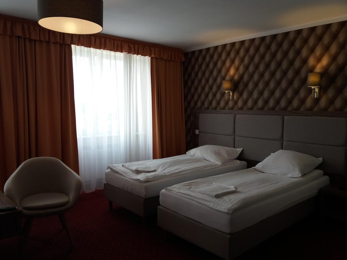 Hotel Restauracja Cukropol Гостынь Экстерьер фото